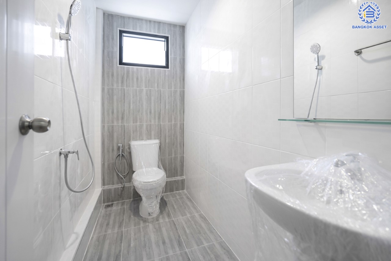 บ้านมือสองตกแต่งใหม่ ม.เรวดี3 ติวานนท์-เลี่ยงเมืองนนท์ฯ ทาวน์เฮ้าส์ตกแต่งพร้อมอยู่ เนื้อที่ 17 ตร.ว. ฟังก์ชัน 2 ห้องนอน 2 ห้องน้ำ 1 ที่จอดรถ พร้อม Living Area ชั้นสองกว้าง บนทำเลโซนเมือง! เข้า-ออกได้หลายเส้นทาง ถ.รัตนาธิเบศร์, ถ.ติวานนท์ และเลี่ยงเมืองนนท์ฯ ใกล้เซ็นทรัลรัตนาธิเบศร์ และรถไฟฟ้าสายสีม่วง ทั้ง "สถานีกระทรวงสาธารณสุข" และ "สถานีศูนย์ราชการนนทบุรี"